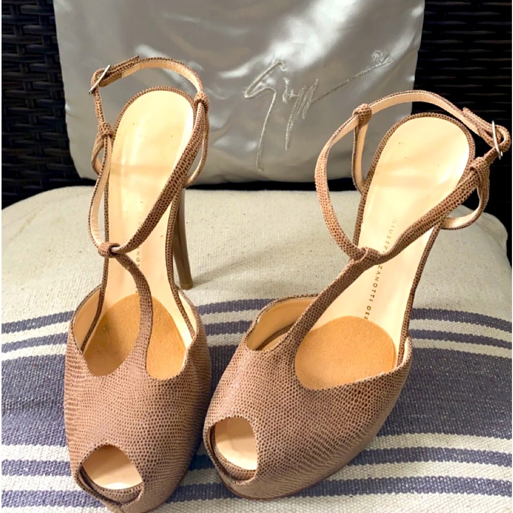 Giuseppe Zanotti  Designer leather t-bar sandals STINGRAY